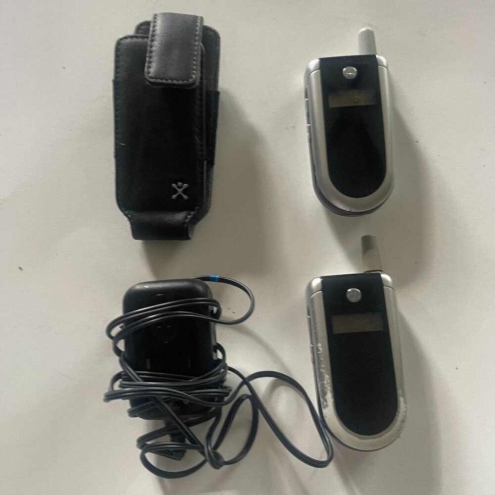 Motorola Vintage V180 Flip Phones (2-Phones).